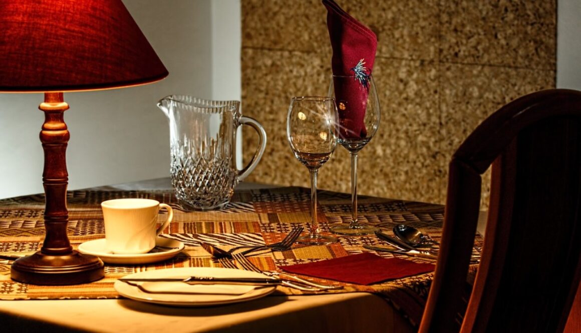 tavolo apparecchiato al ristorante