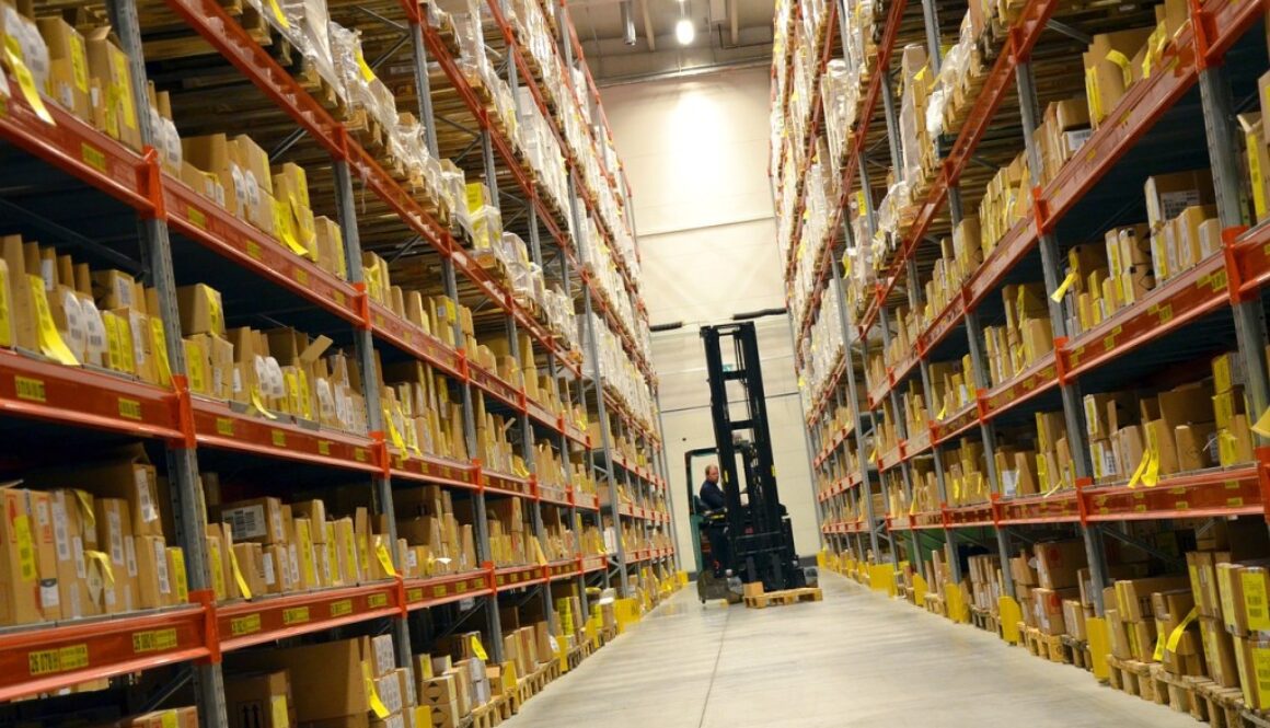 foto di un magazzino con muletto