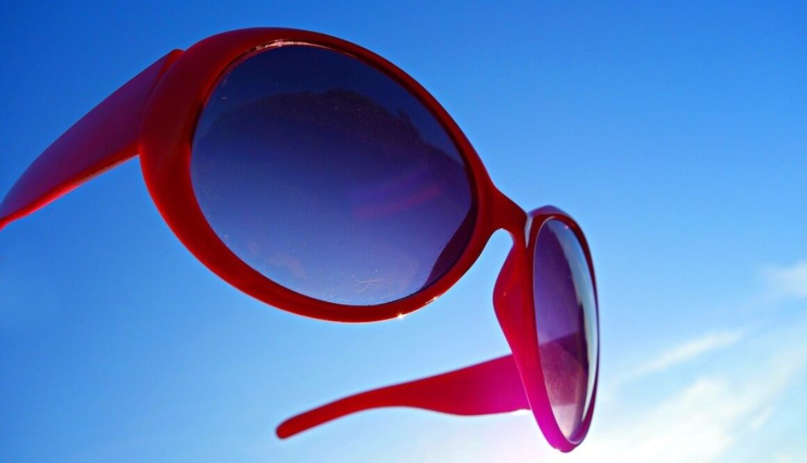 occhiali da sole rossi su sfondo del cielo