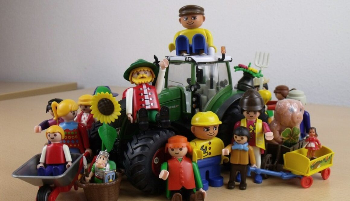 pupazzetti playmobil che rappresentano tanti lavoratori e persone che fanno tirocinio curricolare