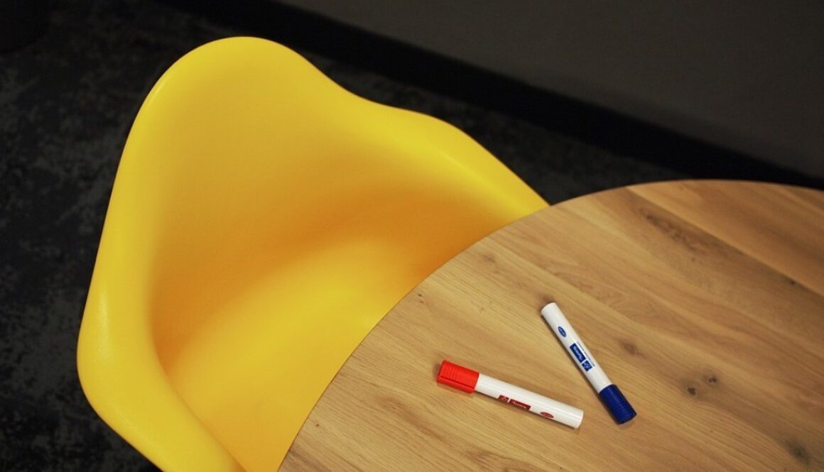 tavolo e sedia gialla