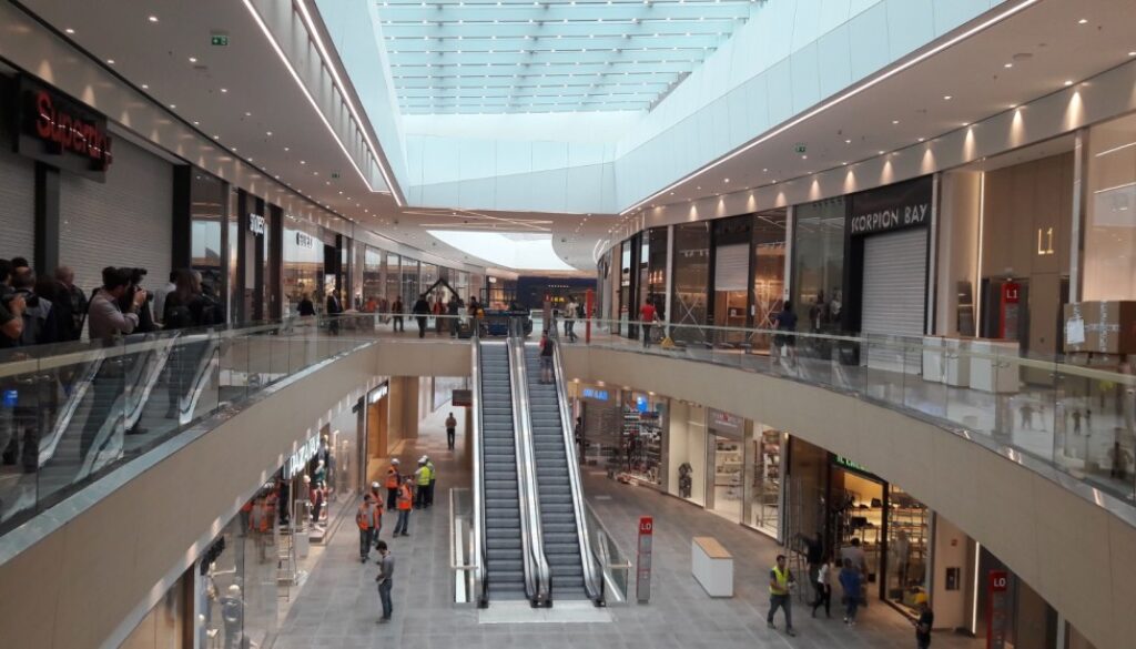 immagine dell'interno del centro commerciale Elnòs