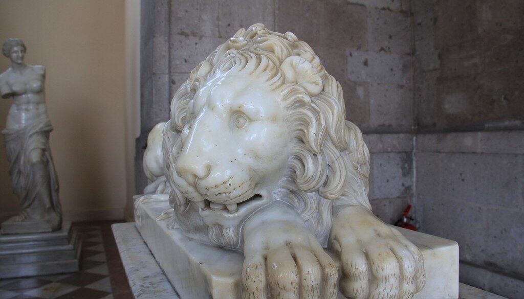 tomba in marmo con leone