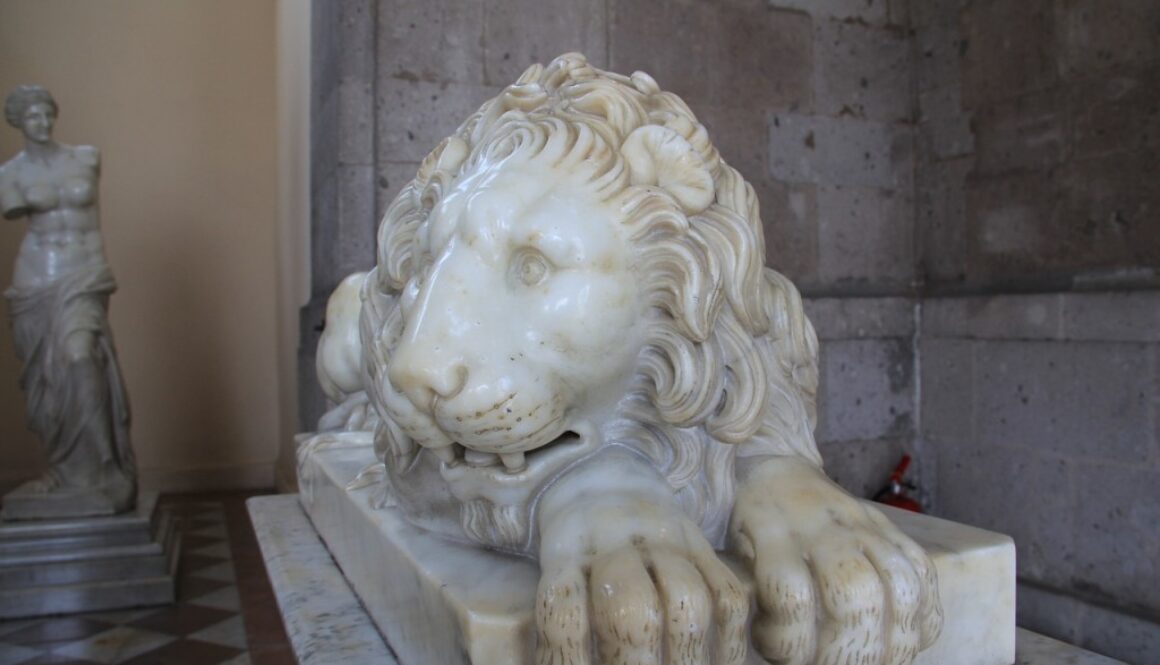 tomba in marmo con leone