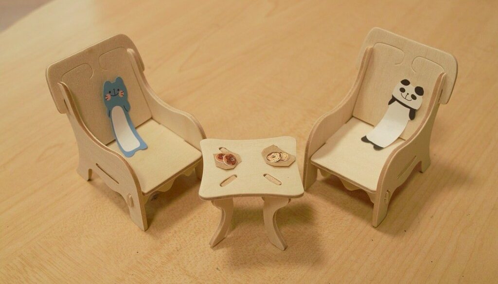 sedie e tavolo di legno per casa di bambola