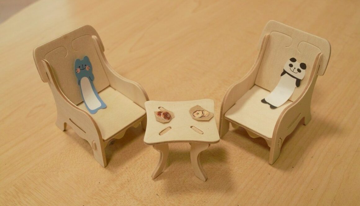 sedie e tavolo di legno per casa di bambola