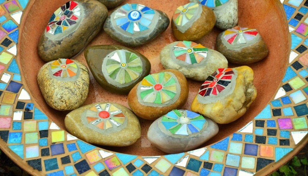 vassoio con mosaico colorato e sassi decorati