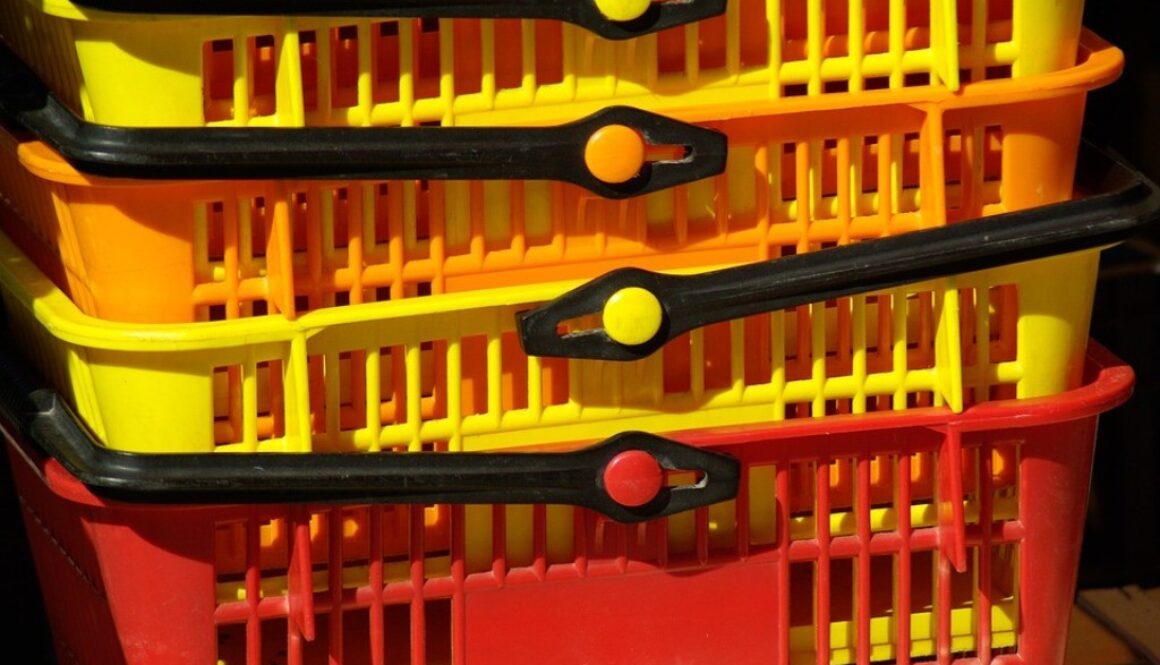 pila cestelli supermercato rossi gialli e rancioni