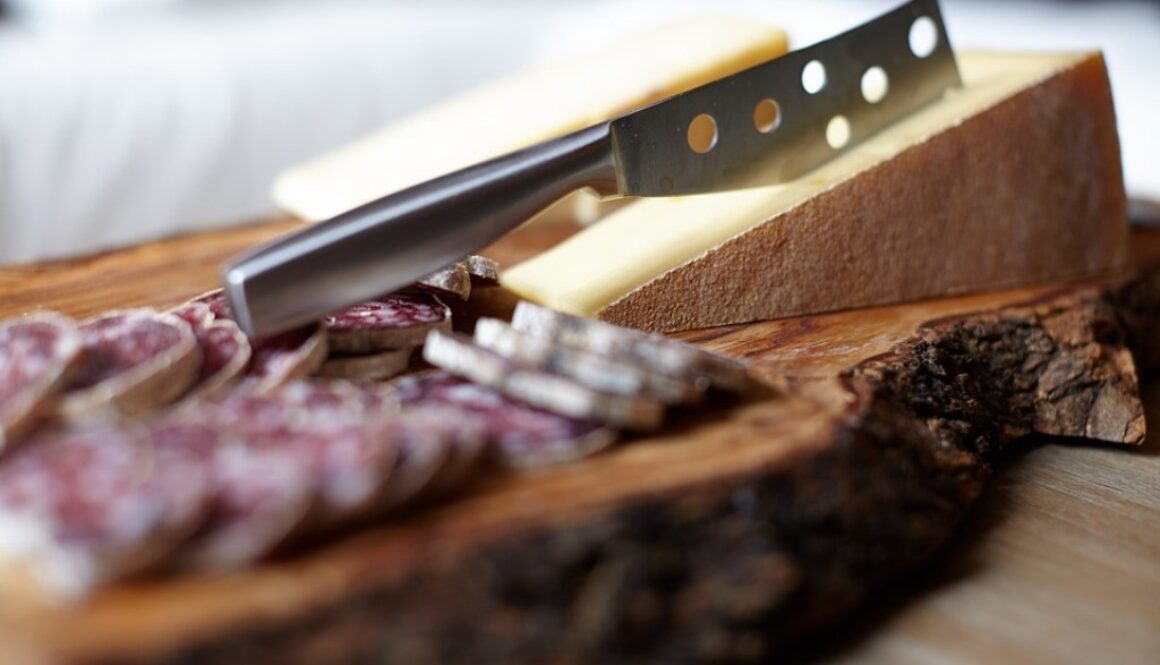tagliere di formaggi e salame