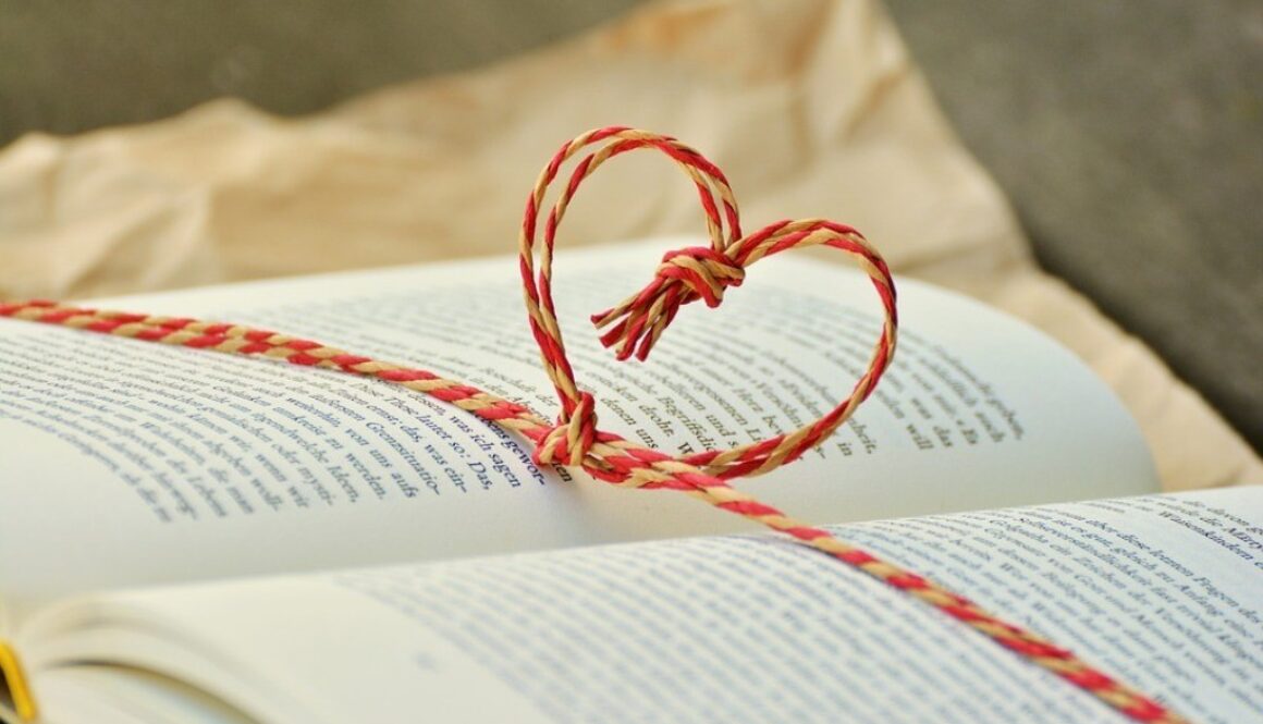 libro aperto con fiocco a cuore