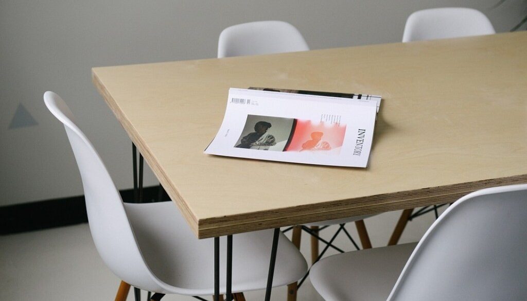 sedei intorno a un tavolo