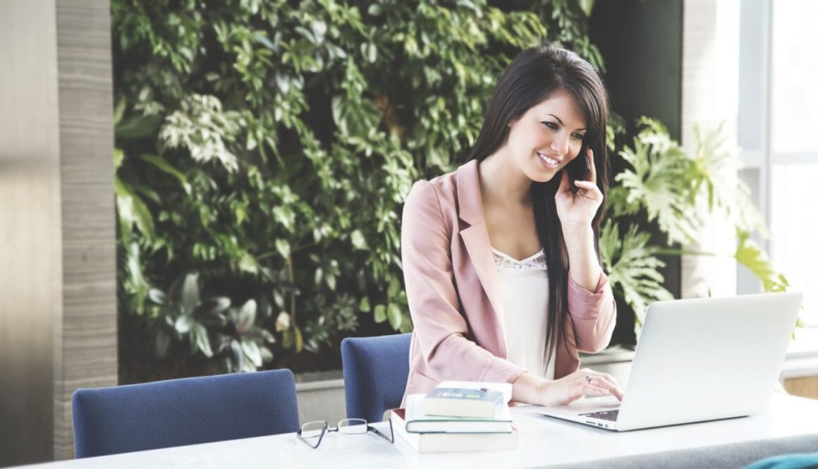 Ragazza al telefono in un ufficio