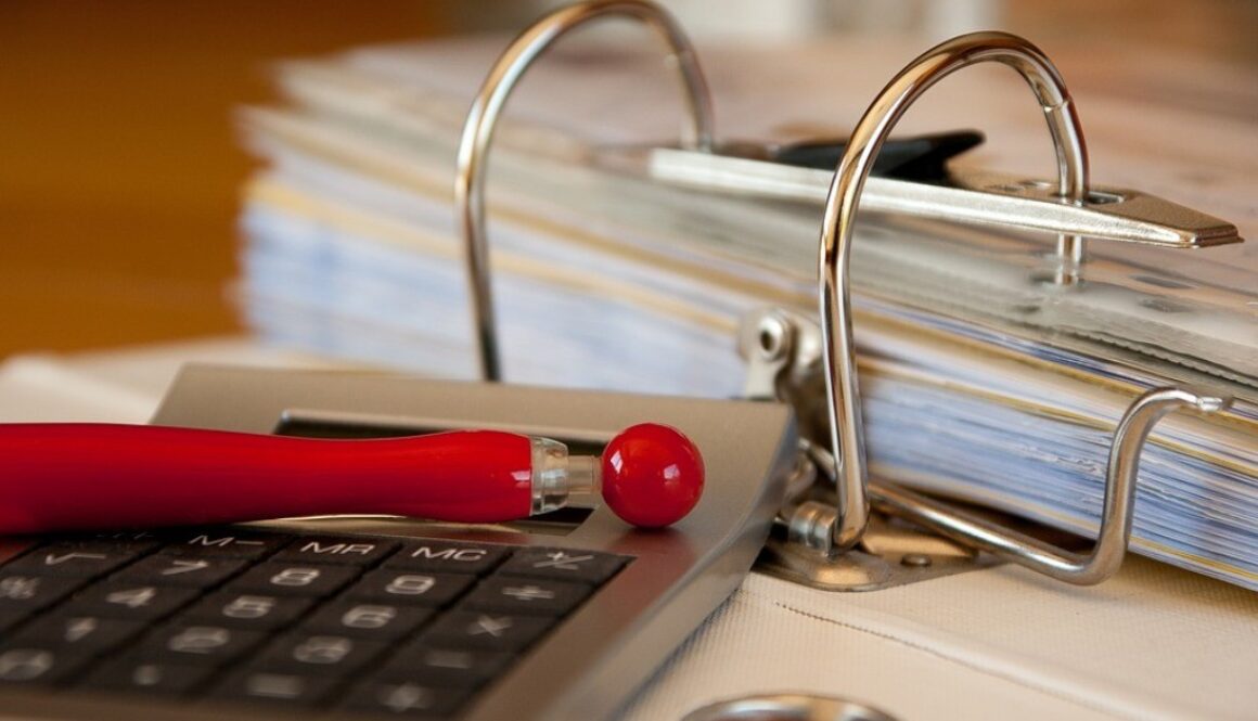 penna, calcolatrice, faldone