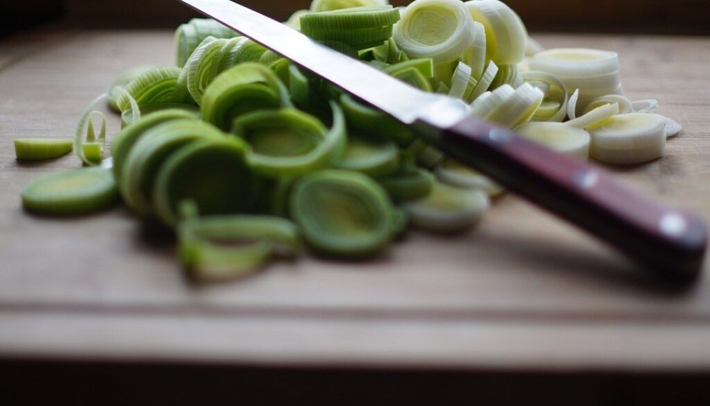 coltello e verdura affettata