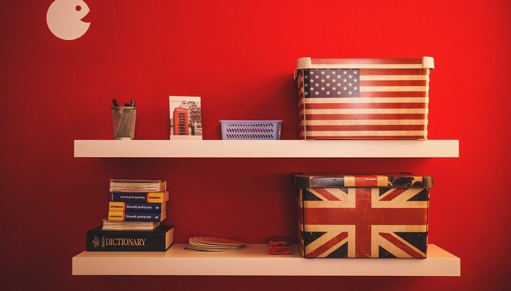 scatole con bandiera americana e inglese