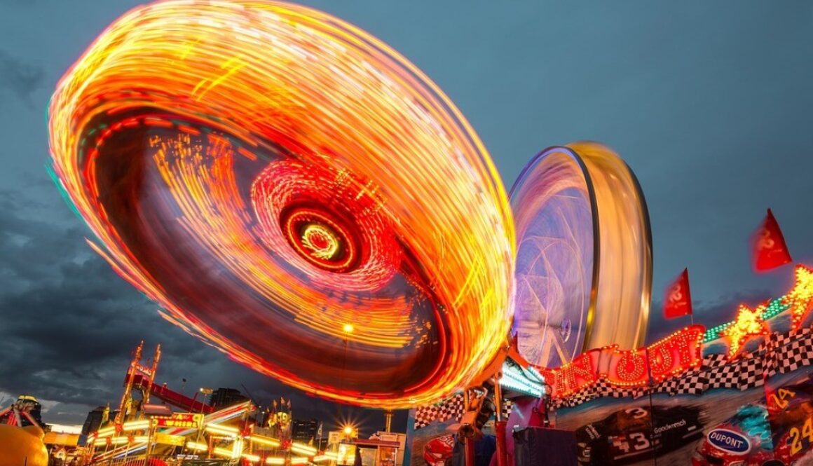 giostra illuminata di sera