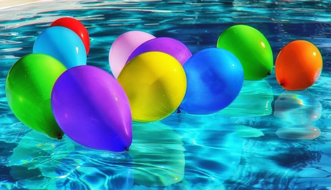 palloncini colorati sull'acqua di una piscina