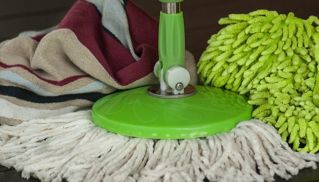 attrezzi pulizie pavimenti