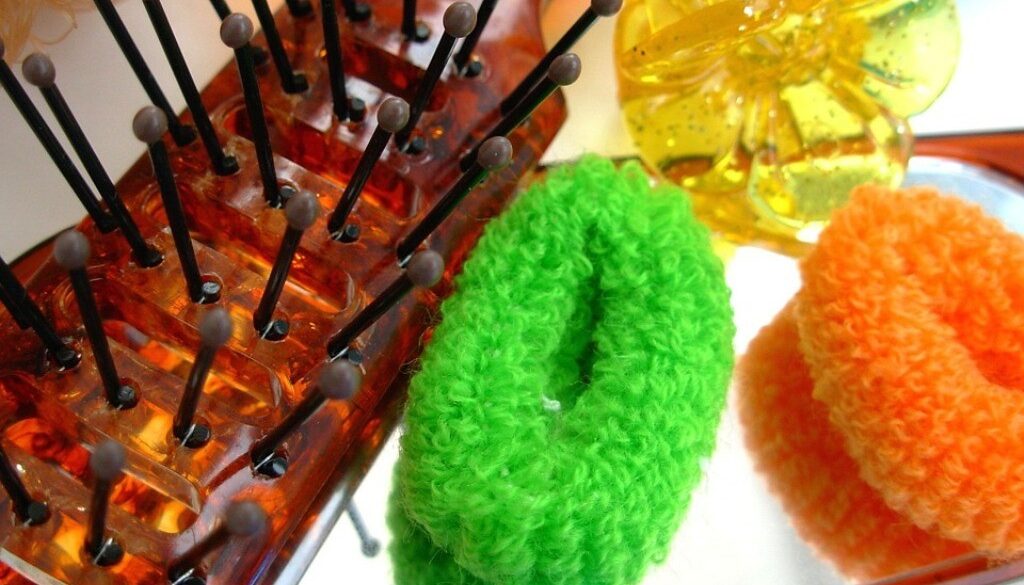 spazzola e fermagli colorati