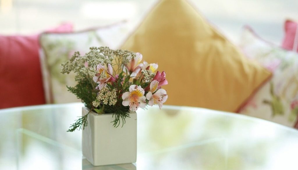 tavino con fiori e sfondo di divano