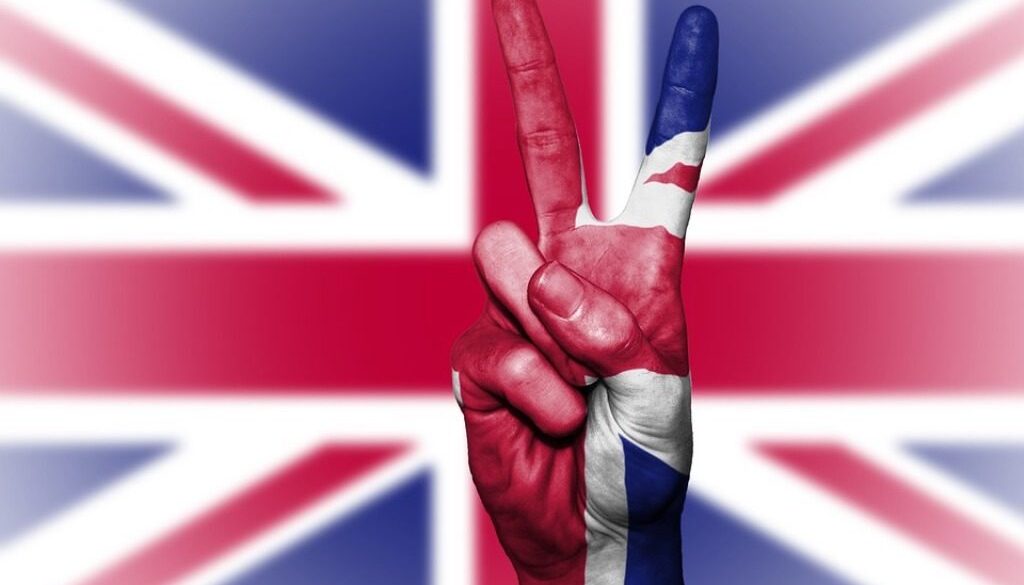 bandiera inlgese e mano con simbolo vittoria