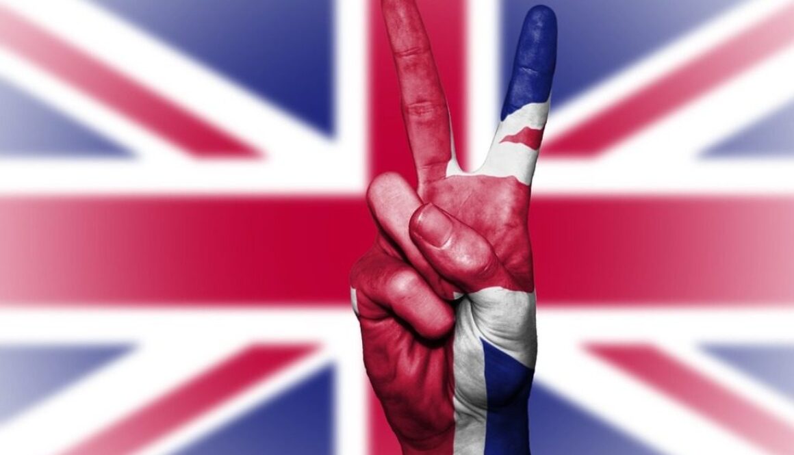 bandiera inlgese e mano con simbolo vittoria