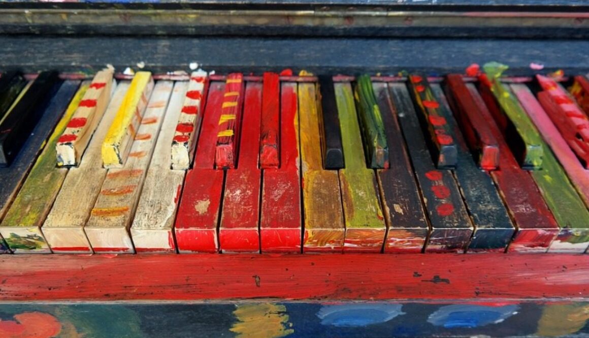 tastiera di pianoforte con tasti colorati