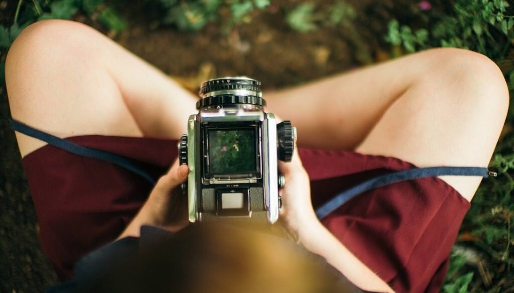 ragazza con telecamera analogica