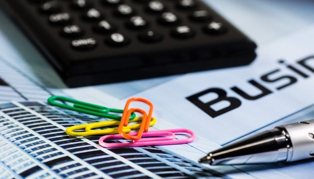 calcolatrice, penna, graffette colorate,