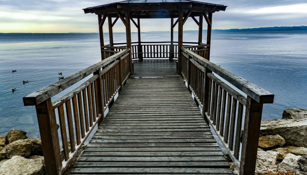 pontile sul lago