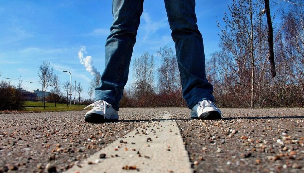 gambre di ragazzo su linea di una strada