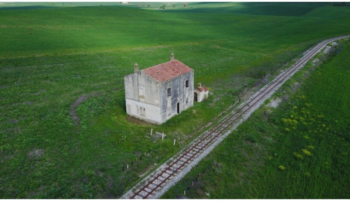 casa cantoniera lungo la ferrovia