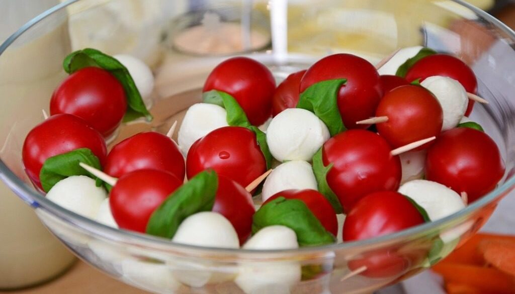 spiedini di pomodori, morelline e basilico