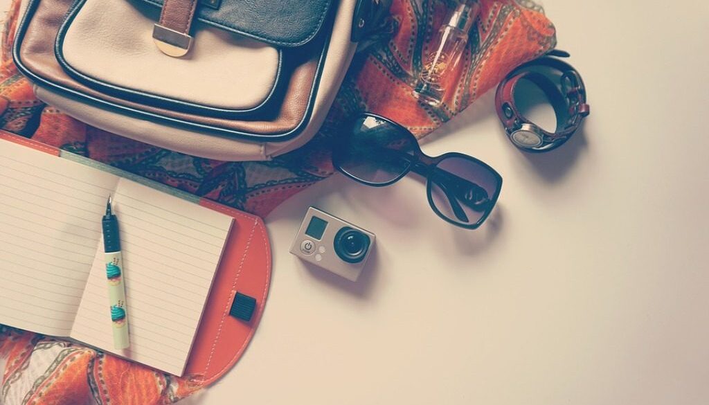 accessori moda: occhiali, orologio, foulard, borsa, agenda