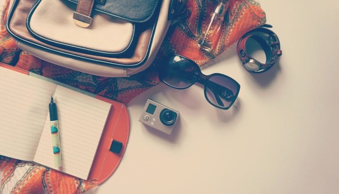 accessori moda: occhiali, orologio, foulard, borsa, agenda