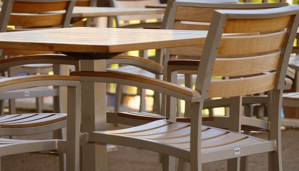 sedie e tavolino in legno