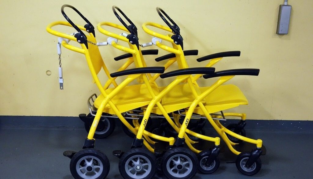 sedie a rotelle gialle impilate come carrelli della spesa