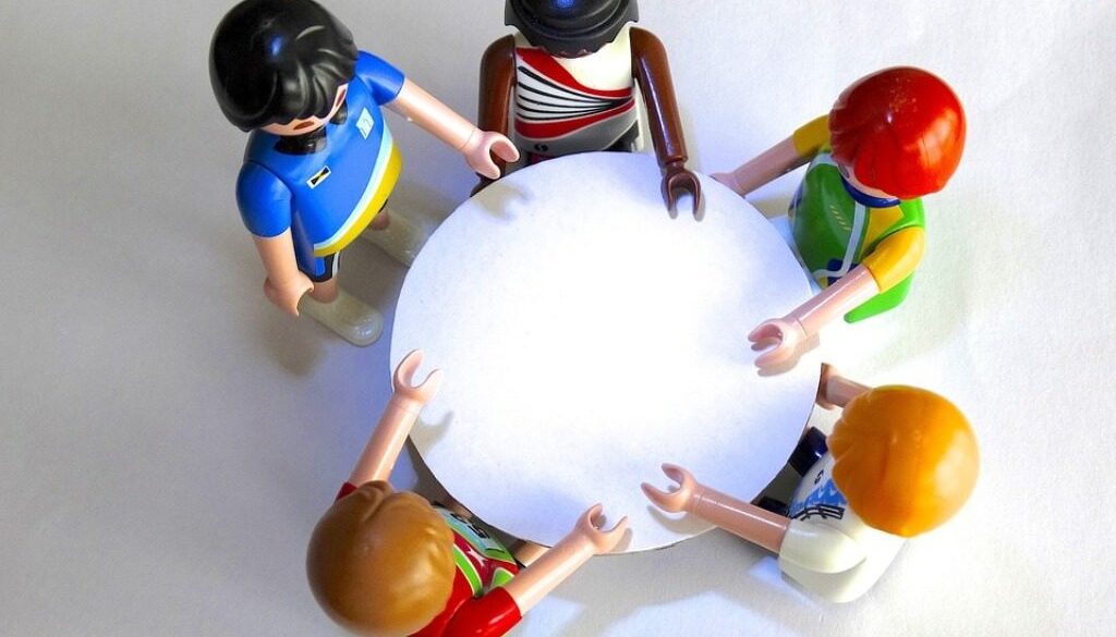 pupazzetti playmobil seduti intorno a un tavolo