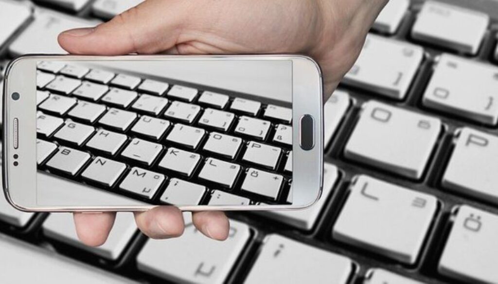 tastiera e smartphone