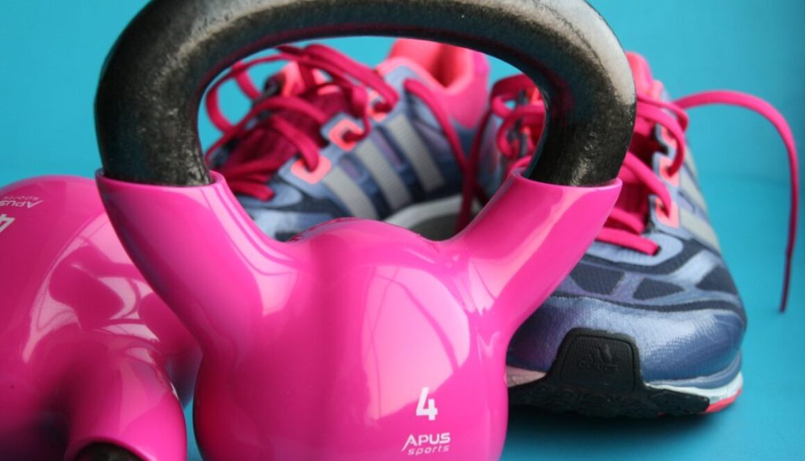 pesi e scarpe da palestra