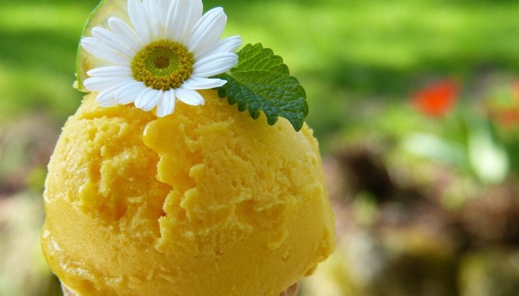cono di gelato giallo con margherita