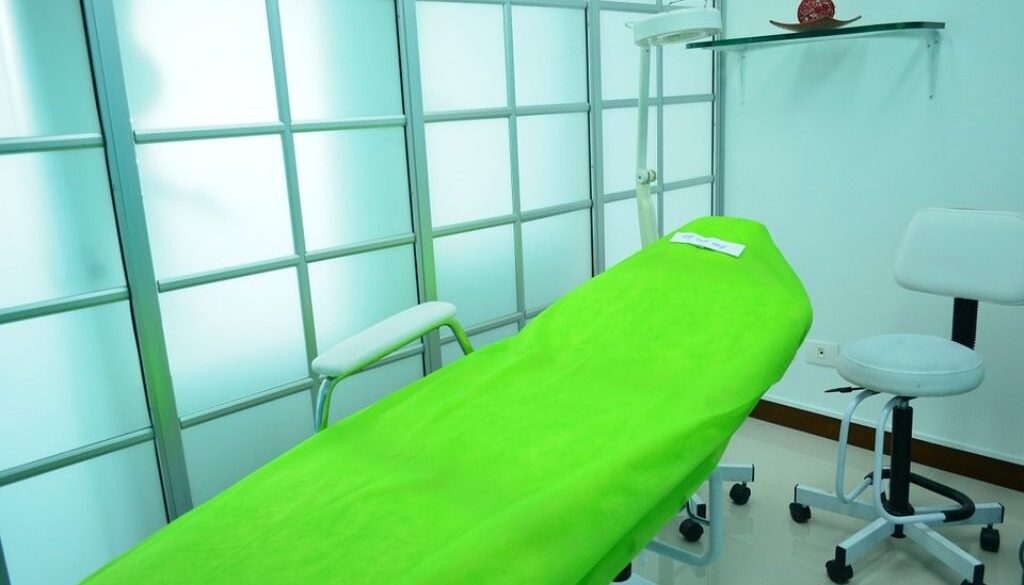 lettino ospedaliero verde