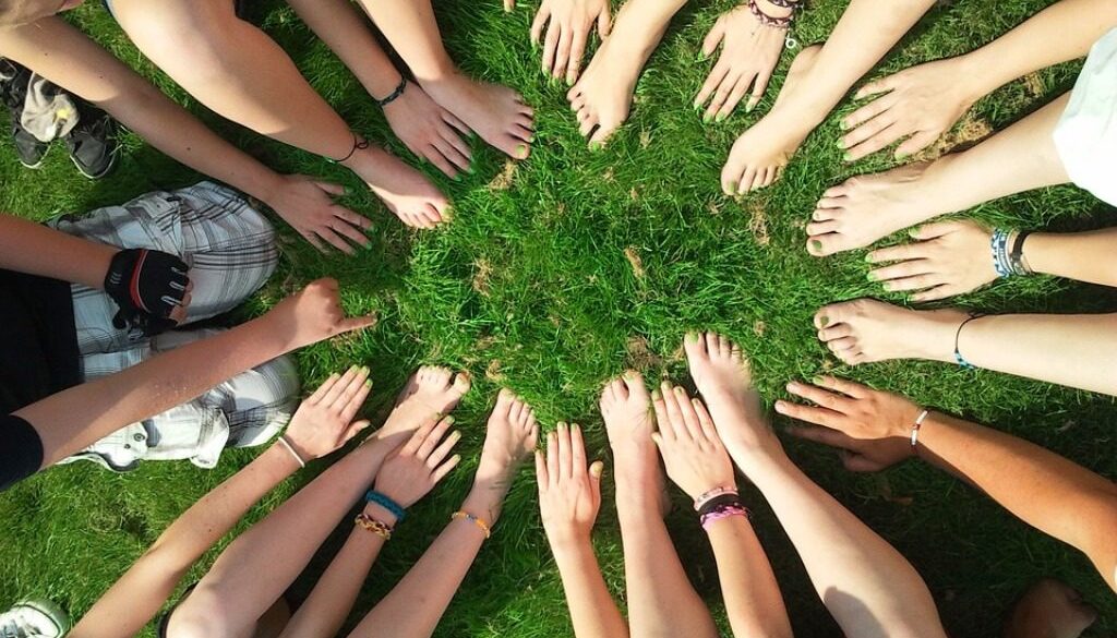 mani e piedi di donna in cerchio su prato
