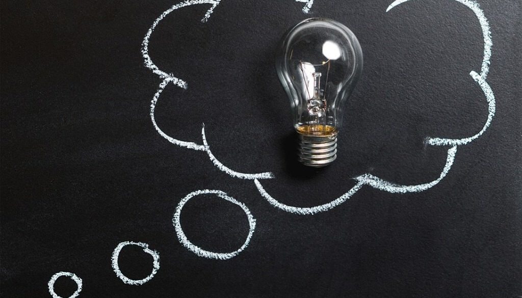 lampadina su lavagna