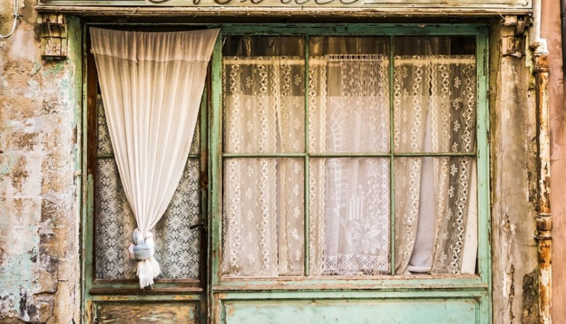 vetrina e insegna di negozio vintage