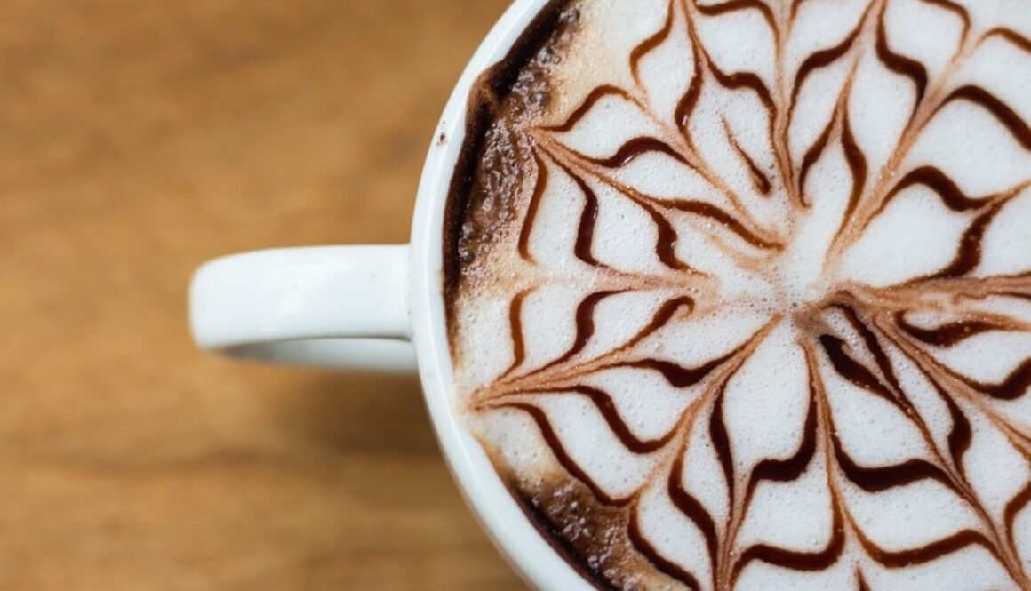 cappuccino con schiuma decorata
