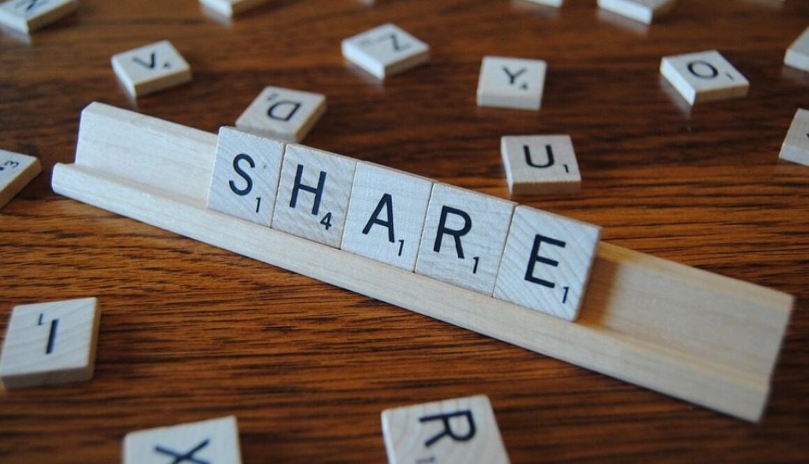 tessere scarabeo che compongono la parola share