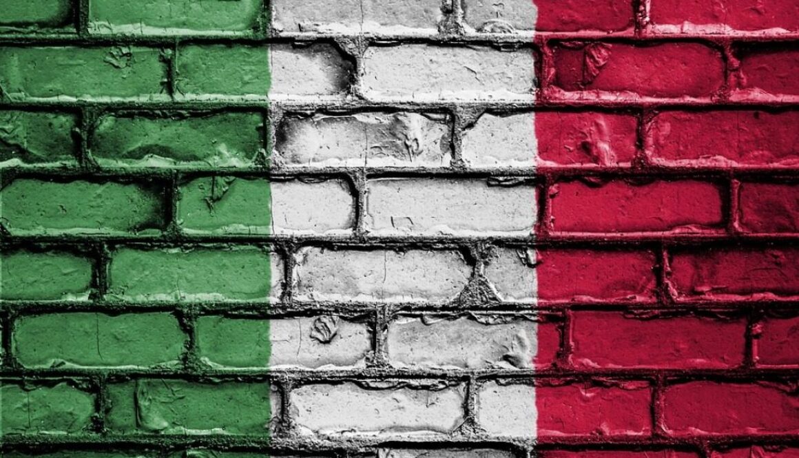 bandiera italiana dipinta su muro di mattoni