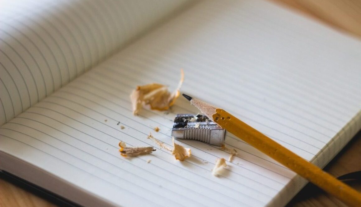 matita temperino e quaderno