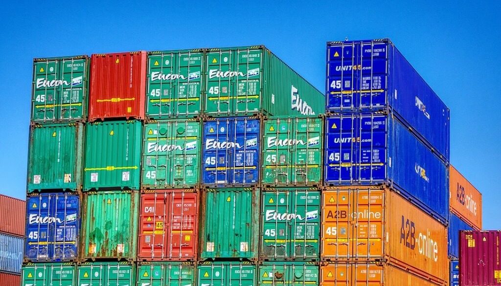 fila di container colorati